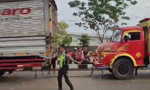 Seruduk Kontainer Parkir, Warga Bekasi Tewas Kecelakaan Lalu Lintas di Jalur Pantura Brebes