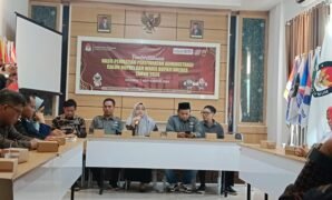 KPU Brebes menyampaikan hasil penelitian berkas persyaratan calon.