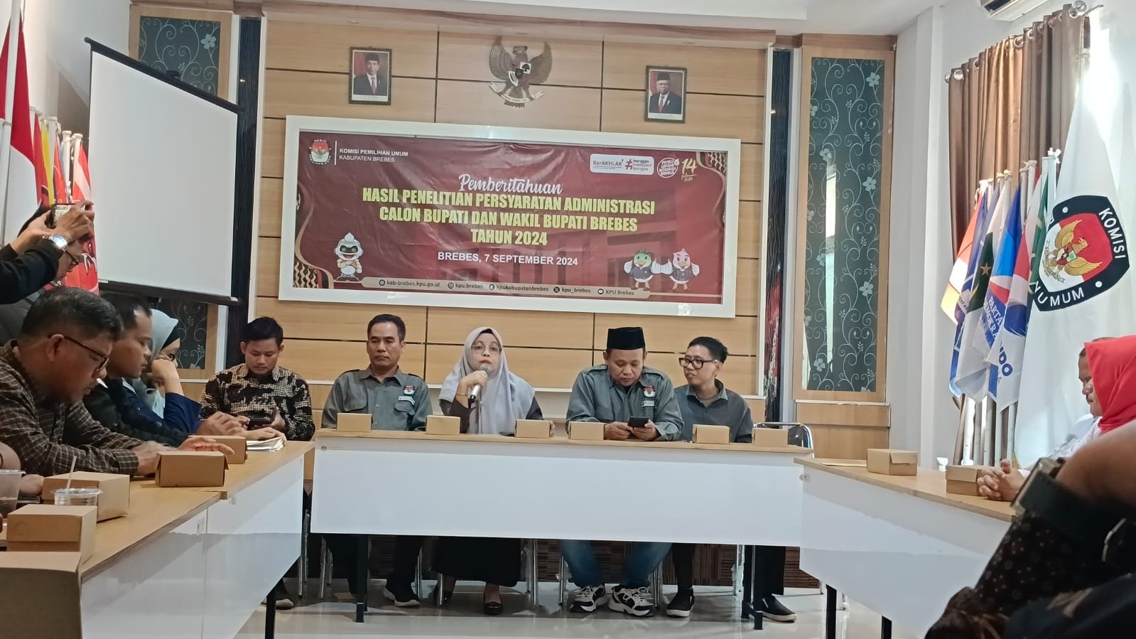 KPU Brebes menyampaikan hasil penelitian berkas persyaratan calon.