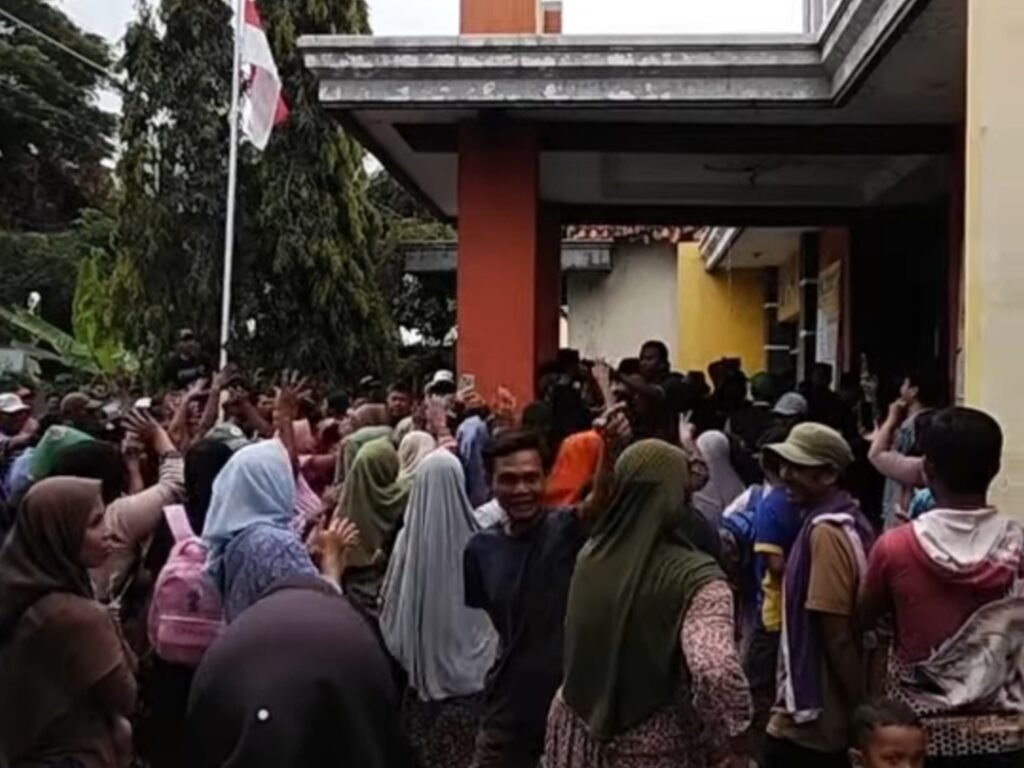 Warga Sengon Demo Kantor Desa, Tuding Kades Main Perempuan 1 1758191548122.Screenshot_20250918-173158