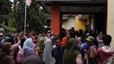 Warga Sengon Demo Kantor Desa, Tuding Kades Main Perempuan