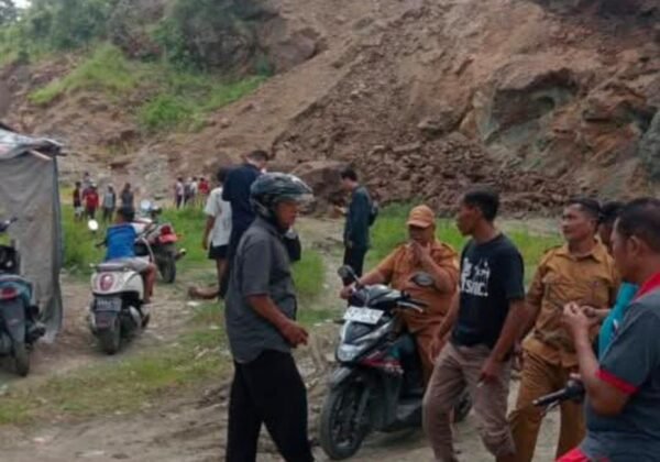 Evakuasi korban longsor tambang galian C di Desa Malahayu, Banjarharjo, Brebes