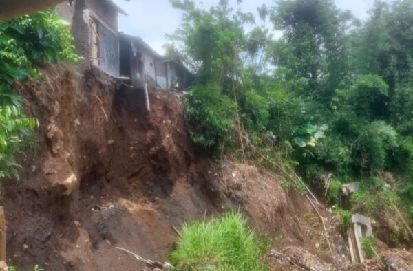 Dampak bencana tanah longsor yang terjadi pada 30 Desember 2025 di Dukuh Pengasinan RT 04/RW 06, Desa Sridadi, Kecamatan Sirampog, Brebes