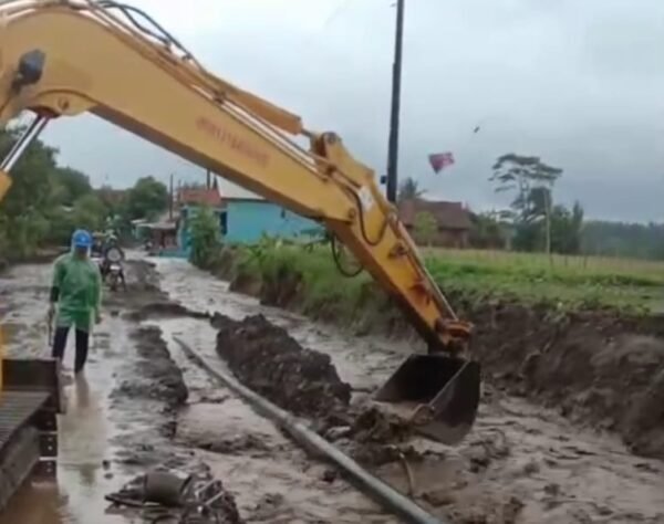 Tanggul Kali Keruh jebol di Desa Penggarutan, Kecamatan Bumiayu, Brebes