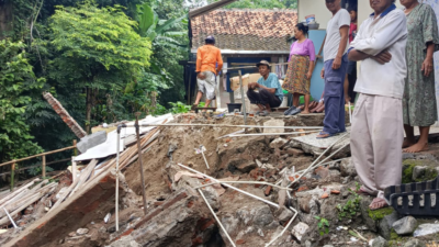 Longsor Cenang Songgom Ambrukkan Rumah Warga, Warga Minta Pengerukan Sungai