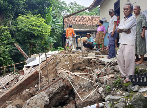 Longsor di Dusun Wijahan, Cenang Songgom ambrukkan rumah warga ke dasar sungai