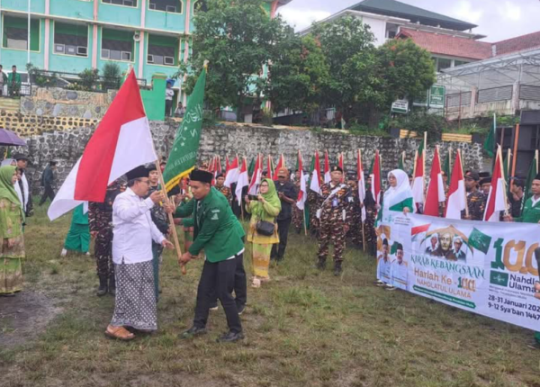 Kirab Kebangsaan NU Brebes melintasi jalan desa di tengah hujan, ribuan warga dan santri mengiringi bendera NU sebagai antisipasi banjir susulan di wilayah Brebes