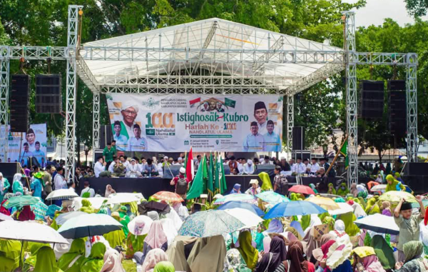Ribuan jamaah NU mengikuti Istighosah Kubro Harlah 100 Tahun NU Brebes di Alun-alun Brebes.