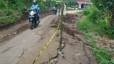 Tanah Bergerak di Sirampog, Jalan Manggis–Mlayang Amblas Sebagian