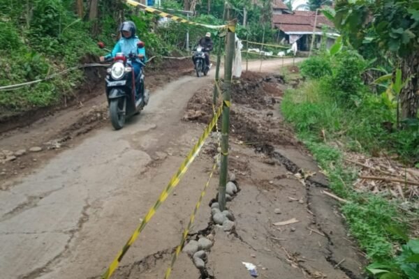 Tanah bergerak Sirampog Brebes menyebabkan sebagian badan jalan Manggis–Mlayang amblas