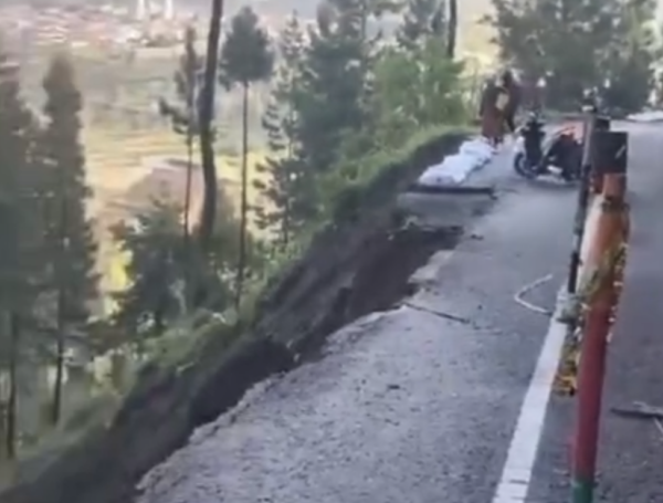 Longsoran mengikis separuh badan jalan Sirampog–Bumijawa di Brebes, dengan sisa jalur yang masih bisa dilalui