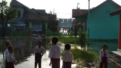 Genangan Air Kepung Dua SDN Limbangan Kulon, Murid Belajar dari Rumah