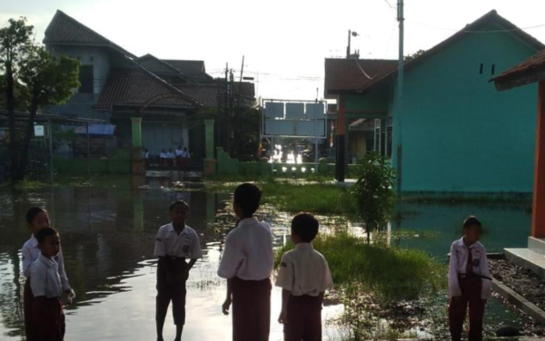 Genangan air di SDN Limbangan Kulon, Brebes