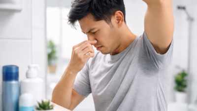 Penyebab Bau Badan dan Cara Mengatasinya Secara Alami & Medis