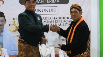 Kraton Surakarta Hadiningrat Anugerahkan Pikukuh dan Kekancingan kepada KH Nuridin Syamsudin Brebes