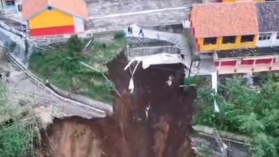 Longsor Cilibur Brebes Seret MCK SMP Muhammadiyah 03 Paguyangan, Jalan Kabupaten Putus