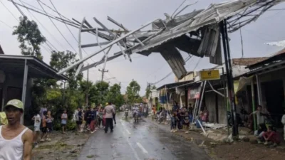 Angin Kencang Terjang Cipelem Brebes: Tumbangkan 3 Pohon, Puluhan Rumah Rusak Parah