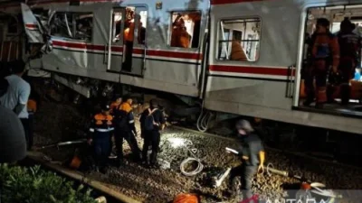 Gerbong Dipotong, Penumpang KRL Dievakuasi Dramatis
