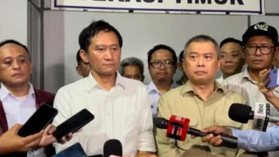 Evakuasi Dramatis Penumpang KRL yang Terjebak di Bekasi Timur