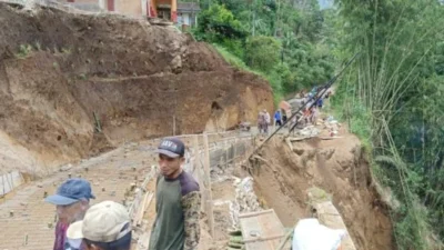 Warga Cilibur Brebes Patungan Cor Jalan Pasa Longsor, Tunggu Janji Relokasi Pemerintah