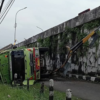 Truk Batu Bara Gagal Nanjak di Flyover Kretek Brebes