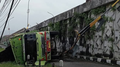 Truk Batu Bara Gagal Nanjak di Flyover Kretek Brebes
