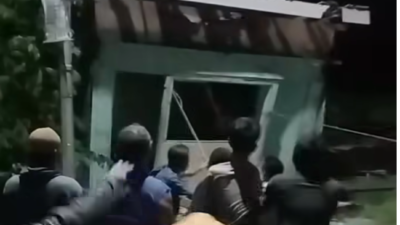 Ratusan Warga Brebes Robohkan Warung Diduga Jual Tramadol dan Eximer, Video Penggerebekan Viral