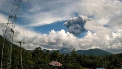 Kolom Abu Dukono Mencapai Langit: Ancaman Nyata!