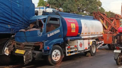 Truk Tangki BBM Adu Banteng dengan Trailer di Paguyangan, Sopir Sempat Terjepit di Kabin