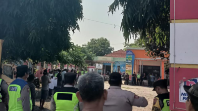 Diduga Selingkuh dengan Perangkat Desa, Sekdes Karangsembung Brebes Digeruduk Warga