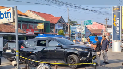 Detik-Detik Pelaku Pecah Kaca Mobil Berisi Rp3.6 Miliar di Brebes Panik, Uang Sempat Berceceran
