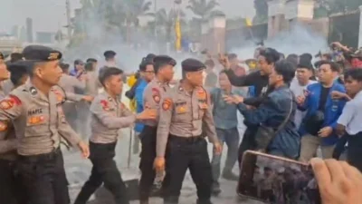 Demo Mahasiswa di DPR Ricuh, Bakar Ban dan Lempar Botol ke Polisi