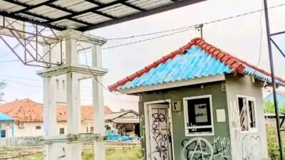 Diduga Dipicu Tuntutan Transparansi, Warga Rusak Portal Masuk Wisata Pantai Larangan Tegal
