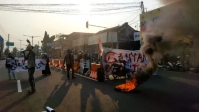 Mahasiswa Pemalang Demo Bakar Ban, Tuntut Perampingan Kabinet dan Penghentian Pemborosan Anggaran