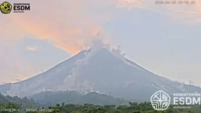 Gunung Merapi Meletus: Awan Panas Guguran Luncur, Status Siaga Dipertahankan