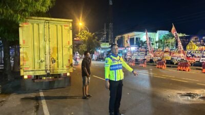 Penyeberang Jalan Tewas Tertabrak Truk Boks di Depan Mapolres Brebes