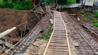 Proyek Jembatan Glempang Mandek, Warga Sirampog Terpaksa Akses Jembatan Darurat