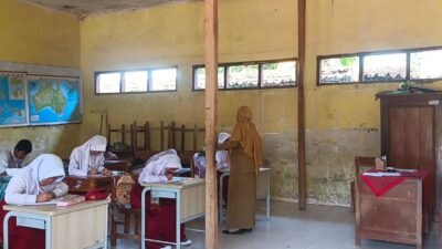 Atap Nyaris Roboh, Dinding Mulai Lapuk: Siswa SDN Dukuhbadag 01 Brebes Khawatir Belajar di Kelas Rawan Ambruk