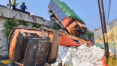 Truk Rem Blong di Flyover Kretek Brebes, Dua Truk Jatuh dari Jembatan dan Tabrak Tiga Motor