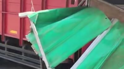 Truk Oleng Seruduk Kios hingga Sekolah di Brebes, Pedagang Es Teh dan Sopir Luka-Luka