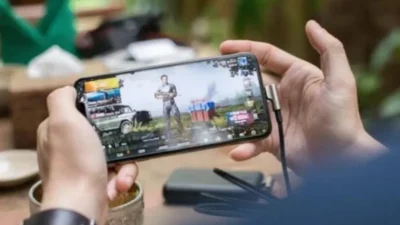 Main HP Sambil Dicas? Baterai HP Anda Terancam Rusak Permanen!