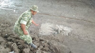 Geger! Mayat Pria Tanpa Identitas Ditemukan di Lumpur Sungai Babakan Brebes, Dievakuasi ke RSUD