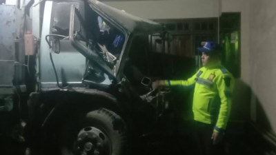 Truk Tronton Diduga Rem Blong Hantam Rumah di Paguyangan Brebes