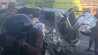 Tronton Tabrak Innova di Pantura Tanjung Brebes, Hantam Pagar Kecamatan dan Sekolah