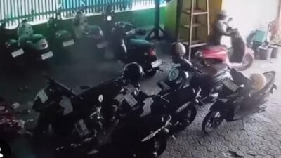Maling Motor Perempuan Gasak Scoopy di Sitanggal Brebes Terekam CCTV