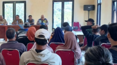 Pasca Gedung Hogwan Ambruk, Puluhan Warga Dukuhturi Bumiayu Tuntut Kades Mundur