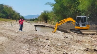 Warga Cikeusal Patungan Perbaiki Tanggul Sungai Babakan yang Jebol, BBWS Kemana?