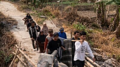 Jembatan Keruhbehet Mlayang Ambles, Warga Sakit Ditandu Sarung Seberangi Sungai