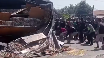 Truk Terguling di Pantura Pemalang, Bak Belakang Timpa Motor: Dua Pelajar Tewas