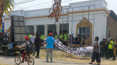 Geruduk Balai Desa Dukuhlo, Warga Desak Kades Transparan dan Mundur